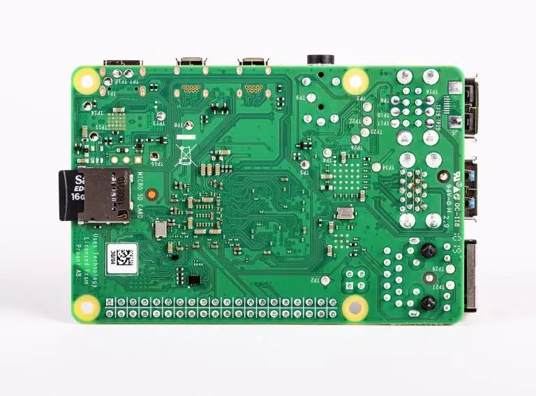 Carte électronique verte avec ports USB