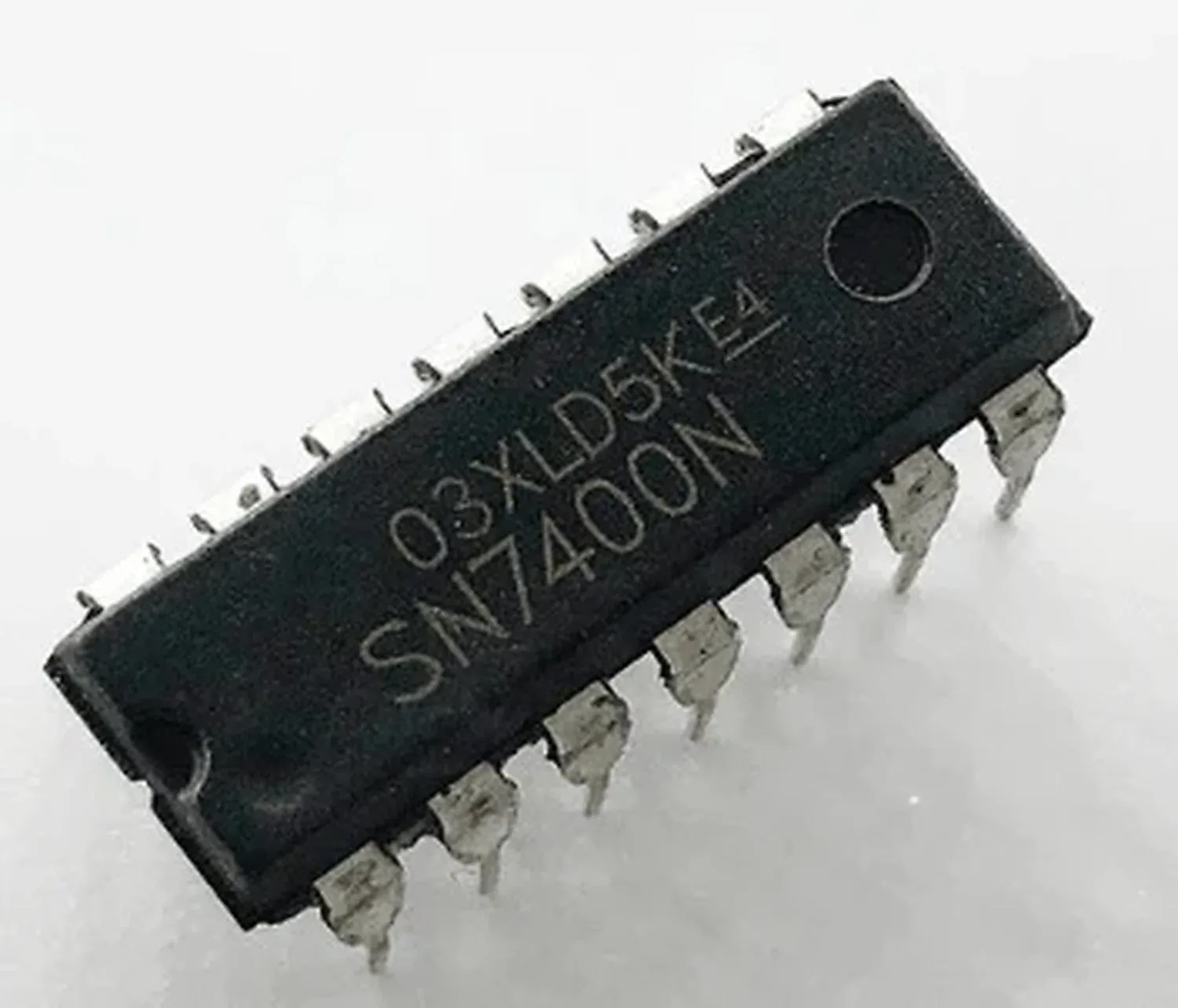 [DCD-01-T63] Circuit intégré 74LS00 - Composant électronique 4 portes NAND 14 broches