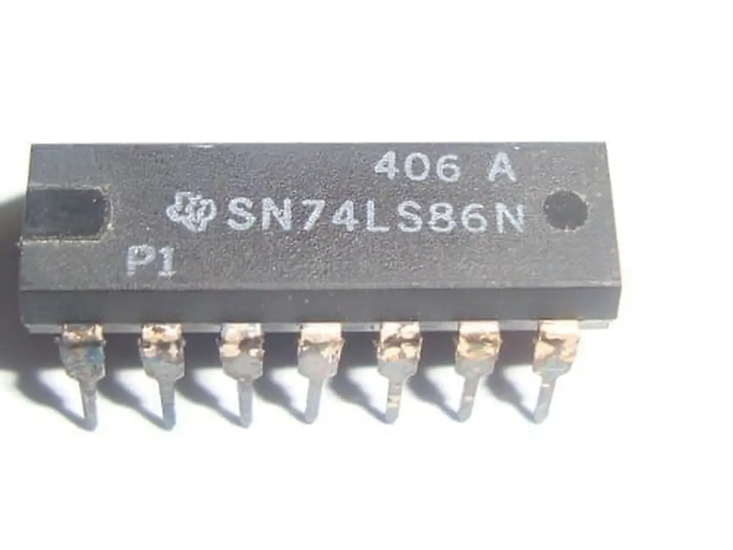 [DCD-01-T74] Circuit intégré TTL 74LS86N - Composant logique XOR pour projets électroniques